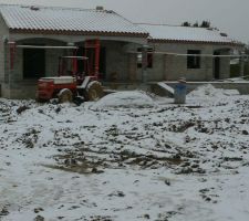 SOUS LA NEIGE - Cheminée posée - tuiles ... presque fini