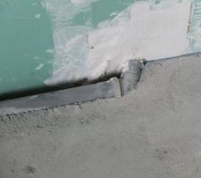 Comment cacher le tuyau, sous le carrelage ???