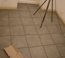 Carrelage de la cuisine fini sur la chape s&ecirc;che. La bande jaune sur les bords, c'est la remont&eacute;e de la couche d'&eacute;tancheit&eacute;