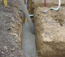 Mise en place d'un gros béton (sans ferraille) avant d'effectuer le béton armé par dessus.