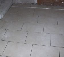 D&eacute;but du carrelage dans le hall