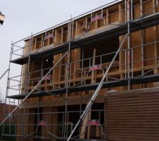 Echafaudage façade ouest et début de pose des panneaux de fibre de bois