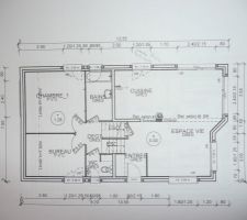 Plan du rez (à droite) et du 1er étage (à gauche). On hésite à mettre l'ouverture de la salle de bains du côté de la chambre (des parents) avec une porte coulissante?