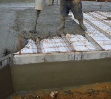 On voit bien la pose de l'isolant sur le vide sanitaire