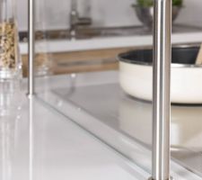 La vitre anti-projection prévue devant la plaque de cuisson