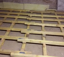 Construction de la structure qui portera le plancher en bois. chevrons 50*75. tous les 45cm car plancher en osb3 18mn. et cales (ou autres chevrons) entre chevrons et bauge pour que le sol reste plat et solide.