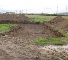 Novembre 2013, commencement des travaux!!! Les fouilles sur le terrain commencent vers 10H00 et sont stopp&eacute;es vers 12H00. Du remblais est d&eacute;couvert sur 1/4 de la surface de la maison. Une soci&eacute;t&eacute; de forage viendra en d&eacute;cembre afin de d&eacute;terminer jusqu'&agrave; quelle profondeur est pr&eacute;sent le remblais. Un long d&eacute;lai d'attente s'en suivra avec beaucoup d'inqui&eacute;tudes et de doutes. Gr&acirc;ce &agrave; notre constructeur qui est vraiment s&eacute;rieux, une solution sera apport&eacute;e afin de s&eacute;curiser &agrave; 100% notre construction. Les travaux ont pu reprendre fin de semaine 04 / 2014. Soulagement et joie!!