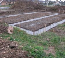 CoulÃÂÃÂ©e des fondations le 31/01/2014. Nous pouvons toujours voir l\\\\\\\'emplacement des plots de renforcement. 15 jours de sÃÂÃÂ©chage sont maintenant nÃÂÃÂ©cessaire avant la poursuite des travaux. AprÃÂÃÂ¨s les 2 mois d\\\\\\\'attente, soulagement de voir les fondations rÃÂÃÂ©alisÃÂÃÂ©es et de faÃÂÃÂ§on sÃÂÃÂ©curisÃÂÃÂ©.