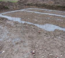 CoulÃÂÃÂ©e des fondations le 31/01/2014. Nous pouvons toujours voir l\\\\\\\\\\\\\\\'emplacement des plots de renforcement. 15 jours de sÃÂÃÂ©chage sont maintenant nÃÂÃÂ©cessaire avant la poursuite des travaux. AprÃÂÃÂ¨s les 2 mois d\\\\\\\\\\\\\\\'attente, soulagement de voir les fondations rÃÂÃÂ©alisÃÂÃÂ©es et de faÃÂÃÂ§on sÃÂÃÂ©curisÃÂÃÂ©.