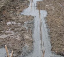 CoulÃÂÃÂ©e des fondations le 31/01/2014. Nous pouvons toujours voir l\\\\\\\\\\\\\\\\\\\\\\\\\\\\\\\'emplacement des plots de renforcement. 15 jours de sÃÂÃÂ©chage sont maintenant nÃÂÃÂ©cessaire avant la poursuite des travaux. AprÃÂÃÂ¨s les 2 mois d\\\\\\\\\\\\\\\\\\\\\\\\\\\\\\\'attente, soulagement de voir les fondations rÃÂÃÂ©alisÃÂÃÂ©es et de faÃÂÃÂ§on sÃÂÃÂ©curisÃÂÃÂ©.