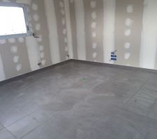 Carrelage termin&eacute; au RDC