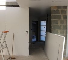 Vue de l'entrée depuis la pièce de vie