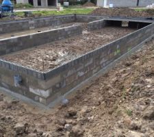 Surprise en passant sur notre terrain.Apres plus de 7 semaine de séchage voila le travail réalisé par les maçons en seulement 1 journée 1/2 le coulage de la dalle aura certainement lieux le lendemain.