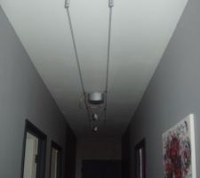 INSTALLATIONS DE LA BARRE DE SUSPENSION LUMINEUSE DU COULOIR
