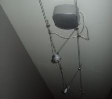 Installation de la barre de suspension lumineuse du couloir