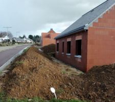 La mairie a déjà fait le trottoir à l'arrière de la maison, mais devant je pense qu'on risque encore d'attendre longtemps, les terrains alentour n'étant même pas encore vendus