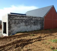 Façade mitoyenne de la maison (en espérant que nos futurs voisins ne construisent pas un château collé à notre plain-pied, toutes les maisons alentours faisant quasiment le double surface de la nôtre)