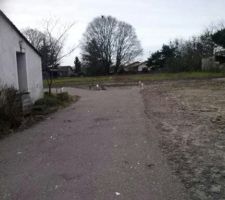 Accès chantier, maison des vendeurs où résidaient leurs parents et l'accès sur le côté pour notre côté et celui de la construction voisine avec un terrain sur la droite pour une autre construction également.
