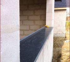 Pierre de soignies en appui de fen&ecirc;tre