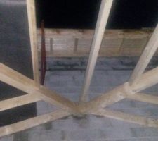 Détail du dessous de terrasse et au dessus les équerres pour que les couvreurs circulent autour du toit !