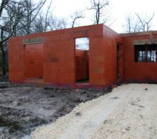 De gauche à droite: notre chambre, les toilettes et la salle à manger et l'entrée sur le mur perpendiculaire à celui de la salle à manger