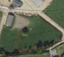Plan de bornage superpos&eacute; sur une photo a&eacute;rienne.
D&eacute;limitation de notre terrain de 6000 m&sup2;.
L'implantation devrait se situer sous la ligne EDF repr&eacute;sent&eacute; en bleu sur l'image.