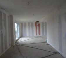 Vue depuis la cuisine sur la salle à manger