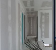 Dégagement en haut (sur la droite la mezzanine)