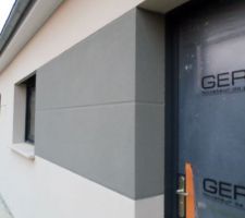 La chef décoratrice a opté au dernier moment pour des lignes de 2 cm avec un retour dans l'entourage de porte et de fenêtre