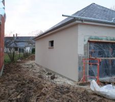 Les opération d'enduits débutent...ceci afin d'éviter aux parpaings de continuer à "boire" l'eau de pluie et de sécher tout cela avant la pose de l'isolant intérieur : sur mur sec c'est mieux...