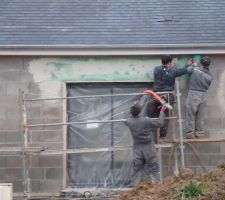On pose un treilli plastique pour éviter les "inévitables" fissures...eh oui, faut déjà se faire à l'idée car les moteurs des volets roulants vibrent et finissent par aider l'enduit à fissurer, treilli ou non....