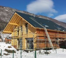 Une vue d'ensemble avec le d&eacute;but du bardage et la toiture presque finis