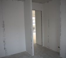 Ds chmbre parents, vue de l'entrée et du placard à gauche