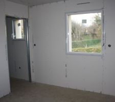 Ds chmbr parents, à gauche entrée SDE par porte coulissante