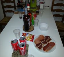 L heure de l'apéro,pour moi seulement, les trois hommes ne boivent pas, ils vont ramener les camions, remorque avec les meubles et les cartons, hihihihihi