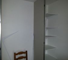 On voulait prendre des kits chez ikéa ou casto,mais on préfère le faire nous meme avec des équerres et des rails comme dans les magasins, afin de pouvoir changer la hauteur des planches à notre convenance, et c' est nettement moins cher