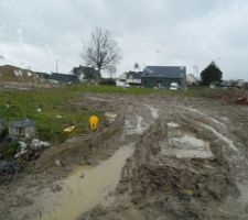 Notre terrain vierge de construction avec beaucoup de boue
