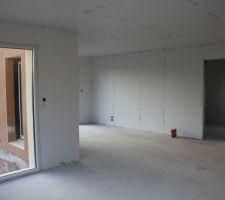 à gauche espace salon, en face porte coulissante vers bureau