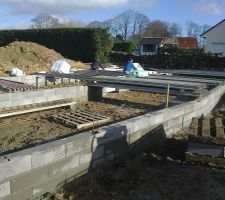 Vide sanitaire fini - installation des poutrelles