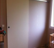 La porte pos&eacute;e sur le rail