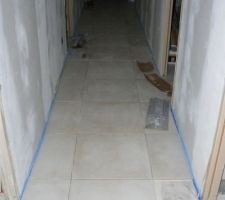 Le couloir termin&eacute;, sauf sous l'escalier...
vu de la descente d'escalier