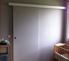 La porte est peinte dans la couleur du mur