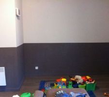 Les plinthes et une partie du mur peints en gris/taupe/anthracite