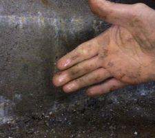 De l'humidité remonte sur tout le pignon jusqu'au toit et j'ai également de l'humidité ici sur ma dalle à l'intérieur de la maison je rappelle que la maison est censé se terminer pour le mois de mai 2014