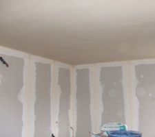 Le plafond du salon est terminé