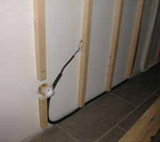 Mise en place de la gaine et du cable electrique en partant de la prise existante.