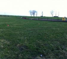 En rouge les piquets des 6 coins de la maison, il en manque un qui se trouve &agrave; droite.