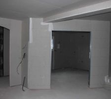 Vue du salon vers l'entrée et cuisine