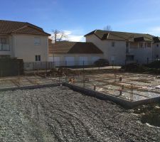 &ccedil;a avance &ccedil;a avance!!! nous avions peur de retrouver notre chantier en vrac ou sous l'eau &agrave; cause du temps mais non, le ma&ccedil;on a &eacute;t&eacute; propre...