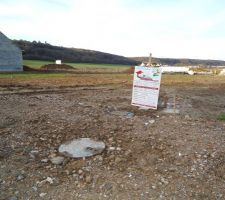 Vue d'ensemble du terrain avec affichage du permis de construire.
